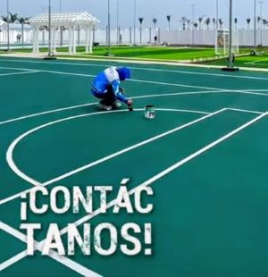 Técnico aplicando el trazado manual de pintura de señalización vial en cancha deportiva o bodega en Venustiano Carranza